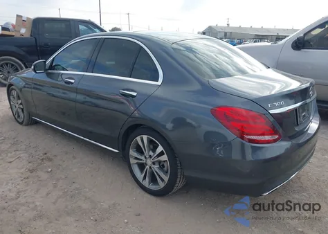 2015 Mercedes-Benz C 300 Luxury/Sport z USA, uszkodzony, nr VIN 55SWF4JBXFU076902